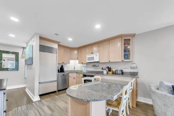 Beachy Townhouse, Beach, Pool, Hot Tub - Image 5